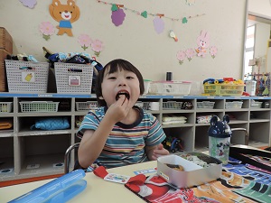 写真：年少男児がお弁当を食べている様子