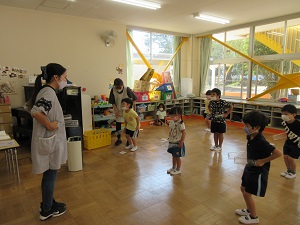 写真：登園日に先生と一緒に運動会のダンスを踊るほし組さん