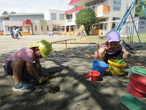 写真：砂場での遊びを楽しむ年長児