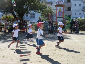 写真：かけっこをしている年少児