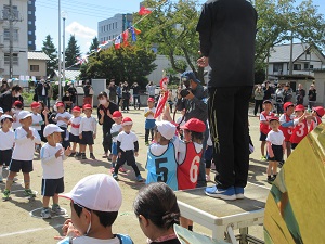 写真：運動会で引き分けのトロフィーをもらう園児の様子