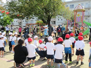 写真：閉会式で幼稚園歌を歌う園児