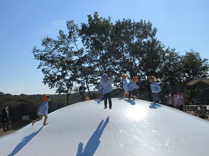 写真：笠間市遊びの杜への親子遠足でふわふわドームを楽しんでいる子供たちの様子