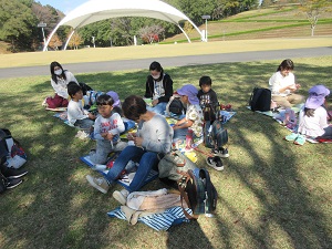 写真：イベント広場で年長組親子の昼食時の様子