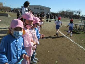 写真：持久走大会の応援をしました