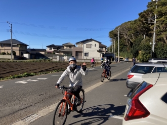 写真：サイクリング中の大谷市長