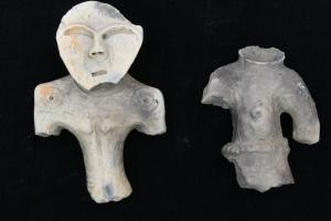 写真：左は円盤状の顔の土偶、右は腹部に膨らみを持たせた土偶2体