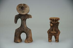 写真：右に山形土偶、左にハート形土偶の2体