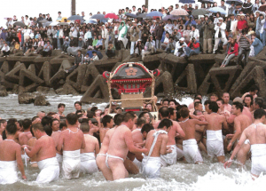 写真：海の中で神輿を担いでいる様子