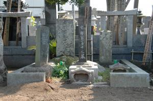 写真：遺族が建てた2基の墓碑