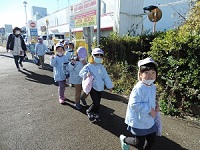 買い物の帰り道の年長児の様子