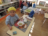 いも汁を食べている幼稚園児の写真
