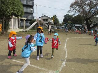 写真：学年を超え、3、4、5歳児がリレーを楽しむ様子