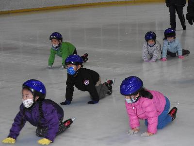 スケート教室で頑張る子ども達です。