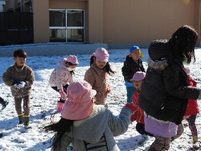 雪合戦をする子ども達。