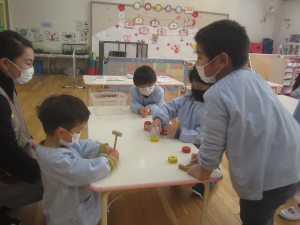 写真ダルマ落としをする幼児