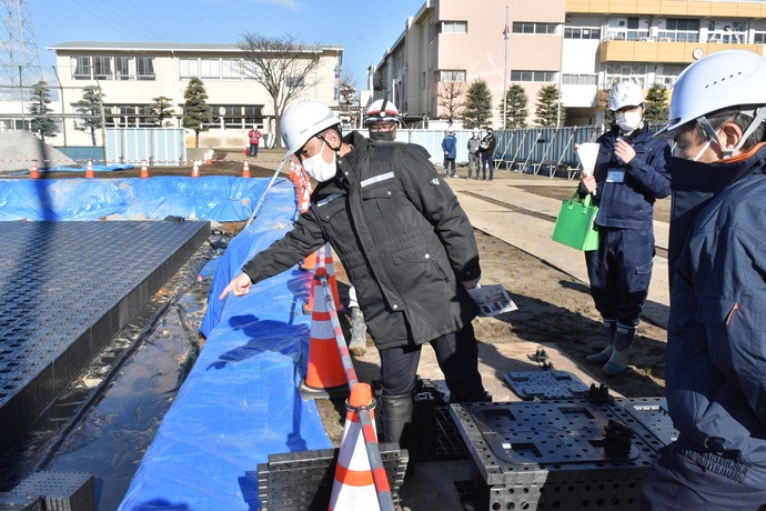 写真：整備工事現場を視察する大谷市長