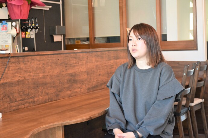 写真：インタビューを受ける篠崎さん3
