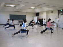 写真：椅子を使って運動する受講生の様子