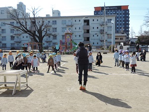 写真：市の体育専門の先生が幼稚園生になわとびを跳んで見せてくれている