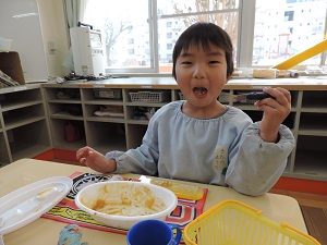 写真：カレーのお弁当を完食して喜んでいる年中男児