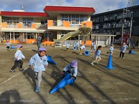 写真:サッカー体験教室でコーン起こしをしている年長児