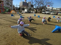 写真:ボールに座り手放しでバランスをとる練習をしている年長児