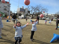 写真:ボールを投げてキャッチする練習中の年長児