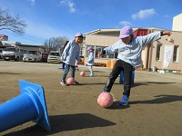 写真:ボールを足で止める練習をしている年長児