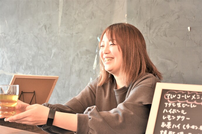 写真：インタビューを受ける篠崎さん3