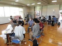 写真:グループでの話し合い