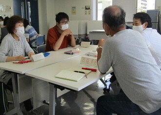写真:4人1グループで話し合いをしている様子