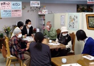 写真:受講生と、サロンに来ている高齢者とが話をしている様子