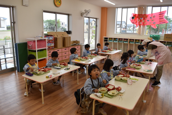 園児が給食を食べている。