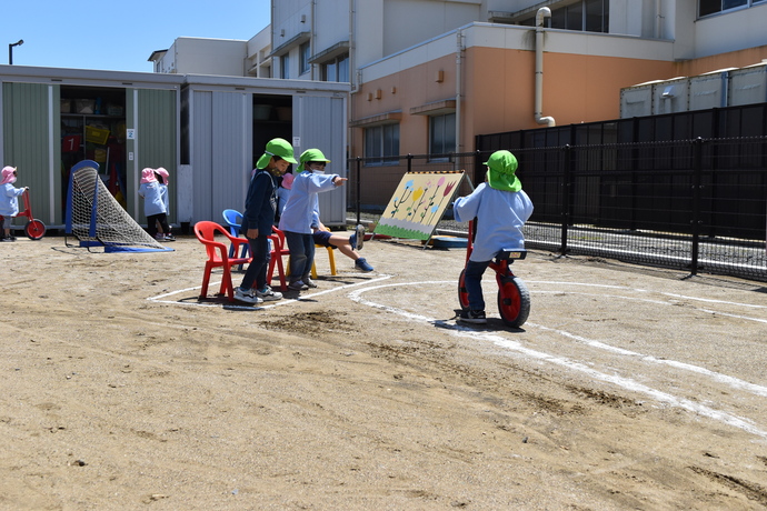 男の子が自転車に乗っている。