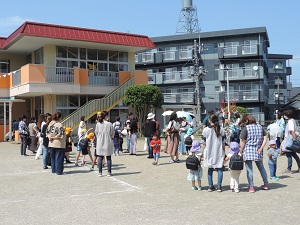 写真:降園の様子