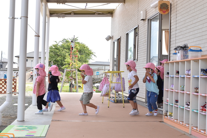 園庭に逃げるらっこ組さん