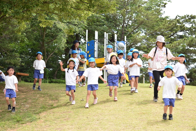 丘の上から駆けてくる年長組