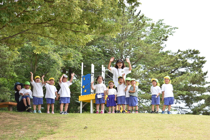 丘の上に立つ年中組の園児