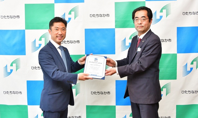 写真：ひたちなか海浜鉄道吉田社長から認定証を授与された大谷市長