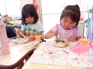 写真：誕生会での会食（冷やしうどん）