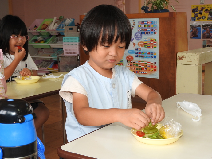 男の子が枝豆を食べている