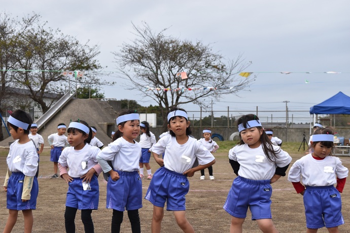 触覚のついたベルトを頭に付けた幼児が踊っている。