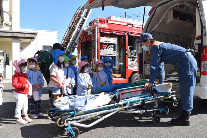 救急車の説明を聞く園児