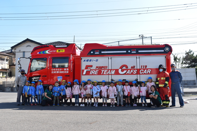 消防車の前に整列するくじら組