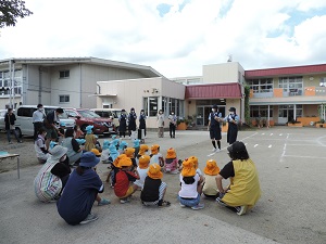 写真：親子歩行訓練の様子