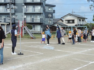 写真：親子歩行訓練の様子