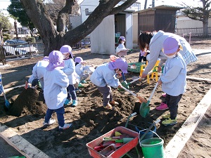 写真：砂場遊び