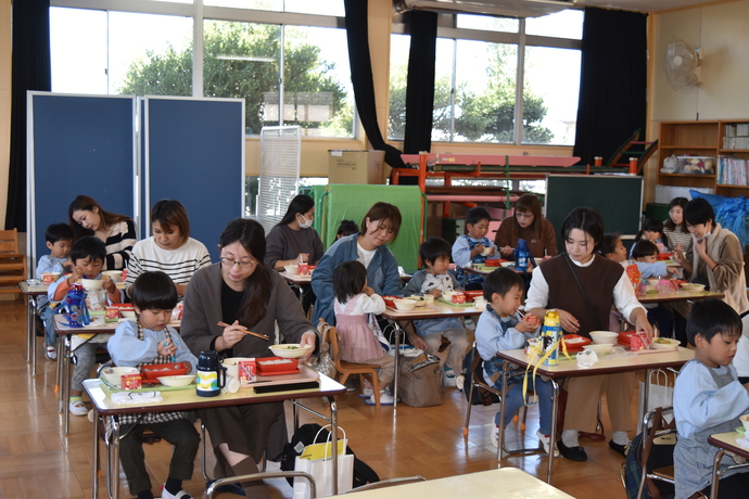 一緒に給食を食べる親子