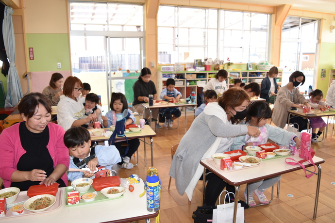 親子で給食を食べるいるか組